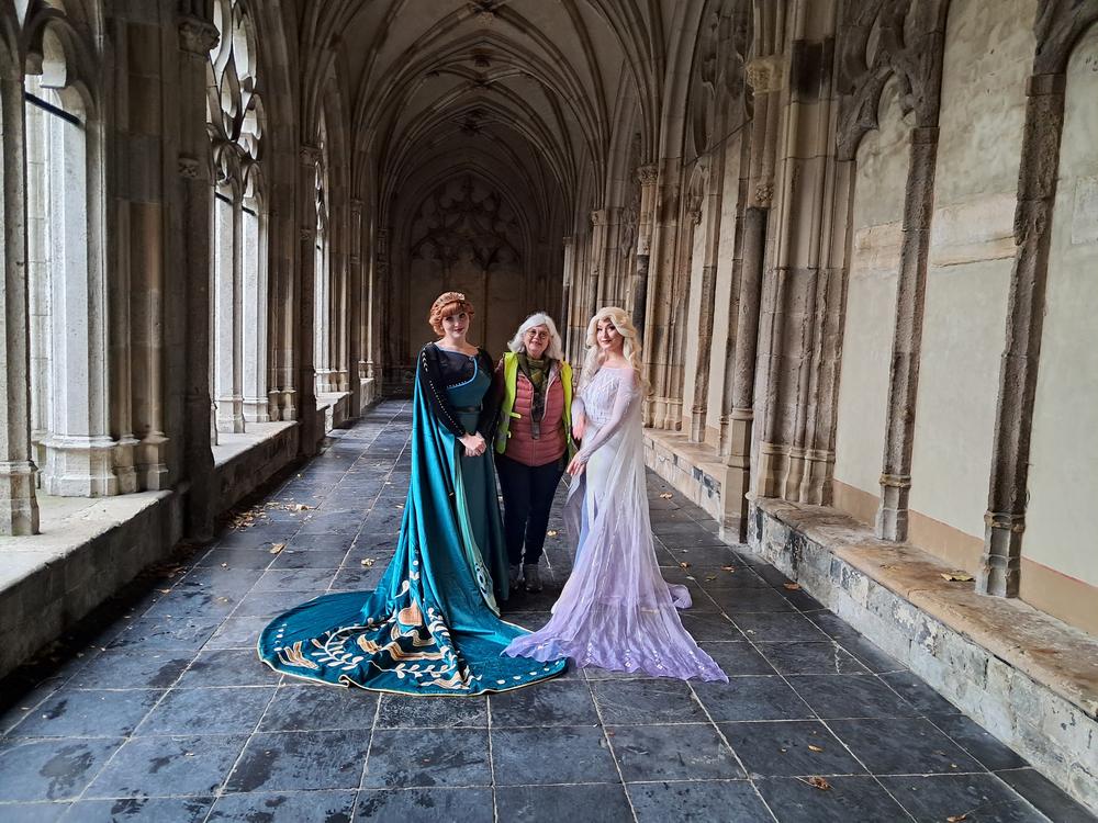 poseren_met_Anna_en_Elsa.jpg