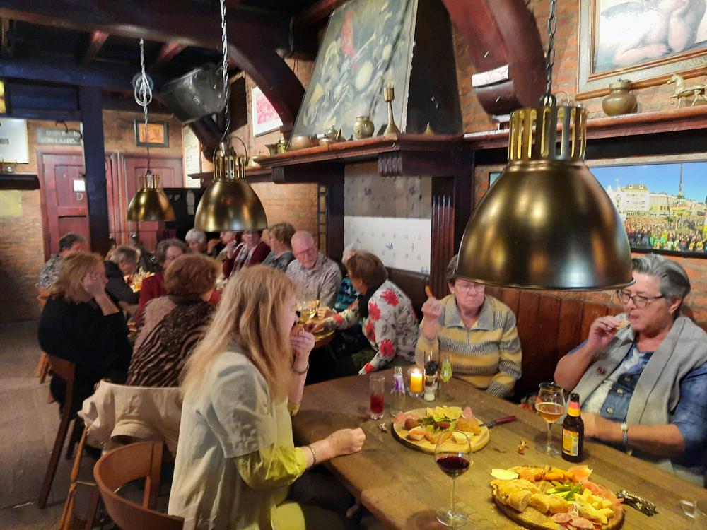 11_aan_de_borrel_in_t_Pumpke.jpg